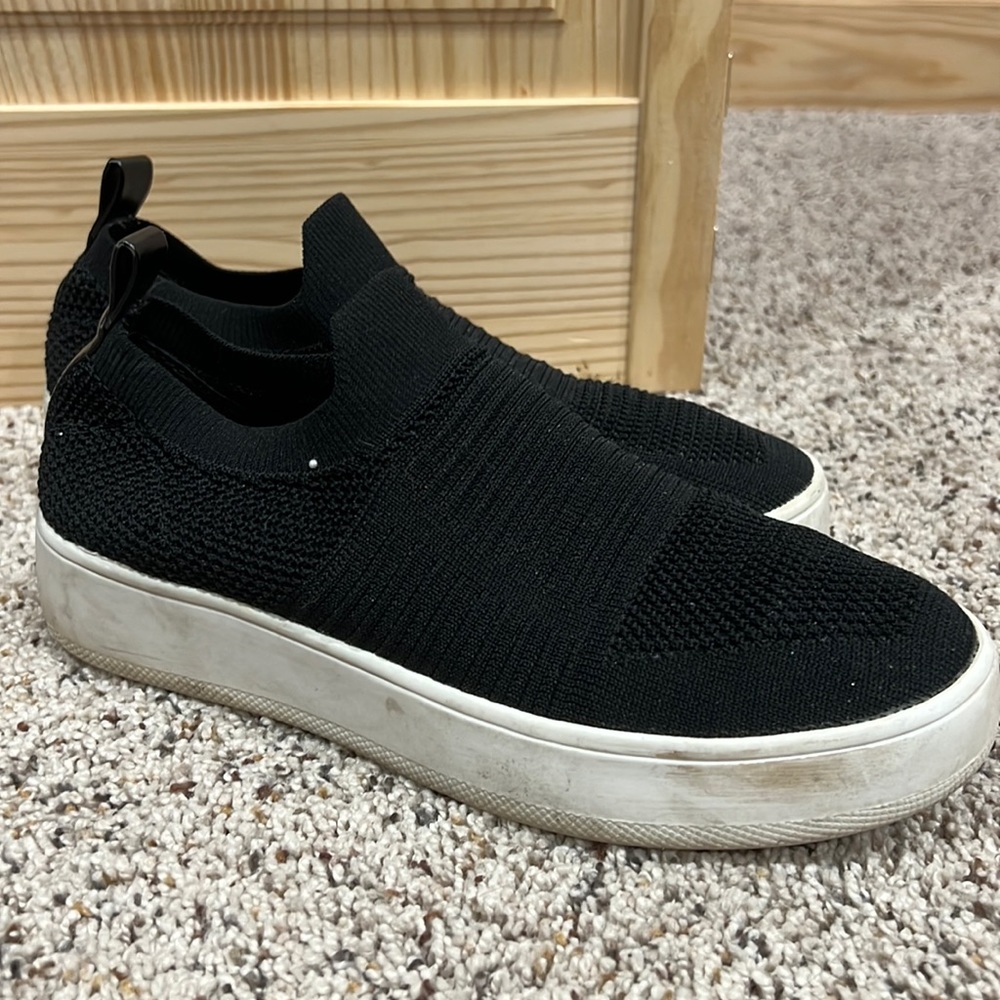 Black Steve Madden Slip Ons🖤🖤